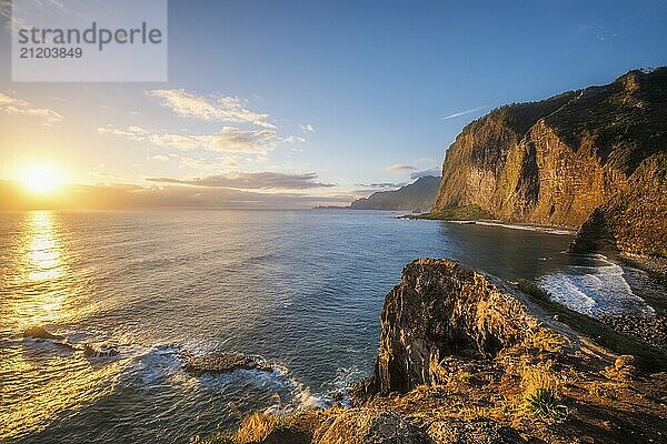 Blick auf Madeira malerischen Klippen Küste Landschaft auf Sonnenaufgang  Guindaste Aussichtspunkt  Madeira Insel  Portugal  Europa