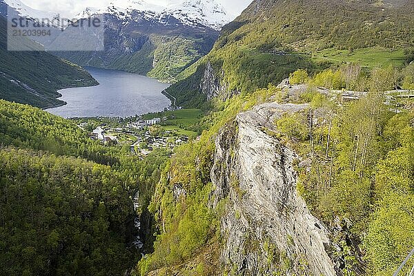 Blick auf den Geiranger Fjord in Norwegen. Landschaft  Natur  Reisen und Tourismus. Schönheit in der Natur