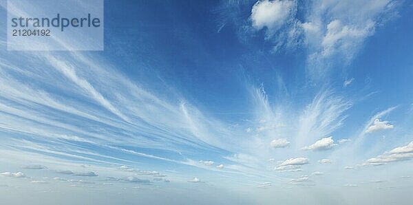 Friedliche und heitere Himmel mit Wolken Hintergrund