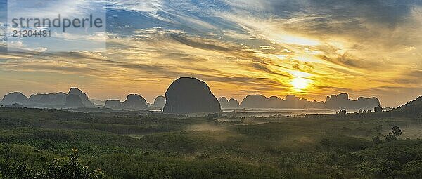 Berg Sonnenaufgang Blick auf Din Deang Doi Aussichtspunkt mit tropischen Wald  Krabi Thailand Natur Landschaft Panorama