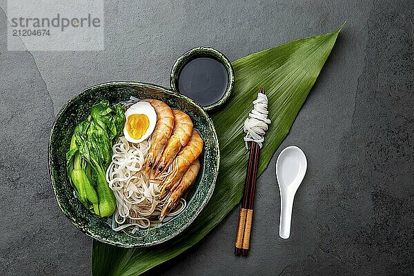 Food  Asian rice noodles with shrimps on gray background