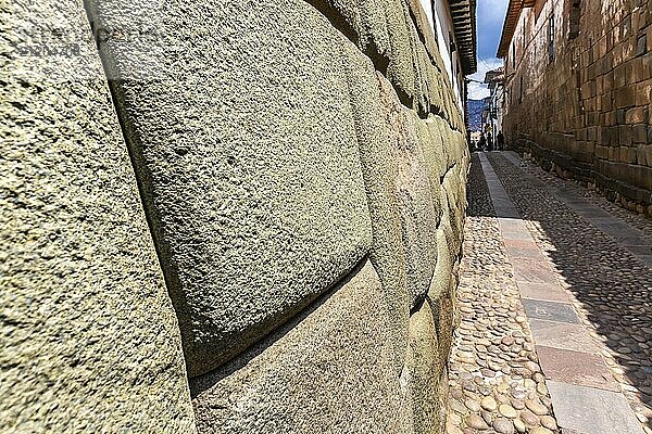 Zwölf Winkel Stein  Schöne schmale Straße und Gebäude Wand im Zentrum von Cusco oder Cuzco Stadt  Peru. Südamerika