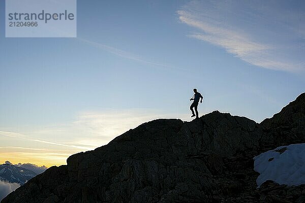 Silhouette eines Fotografen vor blauem Himmel  Berglandschaft bei Sonnenuntergang  Chamonix  Haute-Savoie  Frankreich  Europa