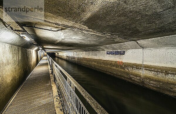 Anderlecht  Brüssel  Belgien  16.07.2019 Der überdachte Fluss La Senne  mit einem metallenen Wanderweg am Kanalisationsmuseum und einem Mann  der  Europa