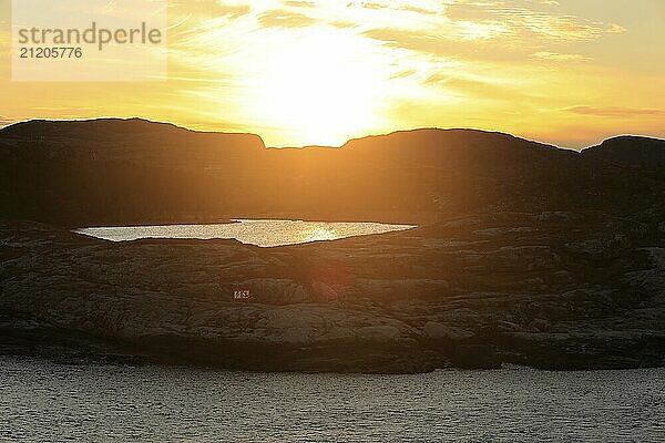 Schöner Sonnenuntergang in einem Fjord an der Küste von Norwegen