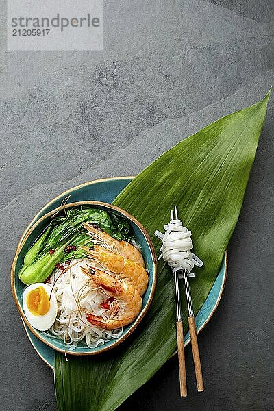 Food  Asian rice noodles with shrimps on gray background