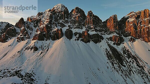 Luftaufnahme von erstaunlichen felsigen Bergen im Schnee bei Sonnenaufgang  Dolomiten  Italien  Europa