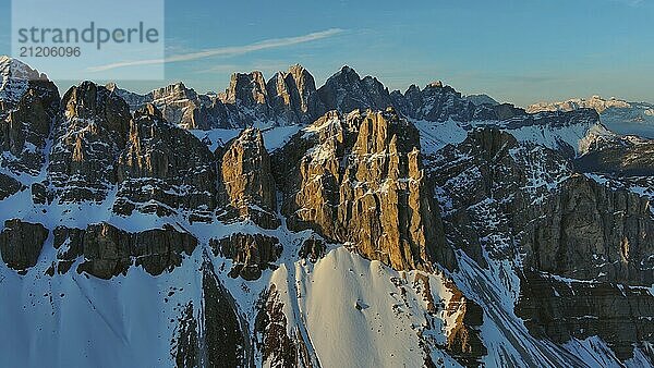 Luftaufnahme von erstaunlichen felsigen Bergen im Schnee bei Sonnenaufgang  Dolomiten  Italien  Europa