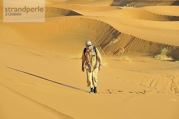 Mann (50-55)  Wüstentrekking  Erg Chebbi  Marokko  Afrika