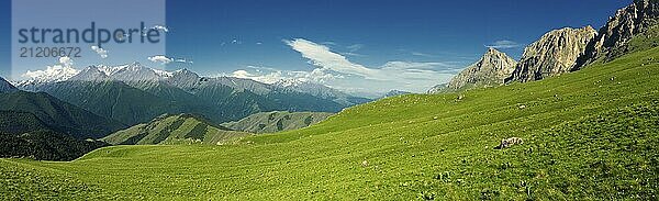 Schönes Sommer Panorama aus der Luft im Kaukasusgebirge  Republik Inguschetien  Russland  Europa