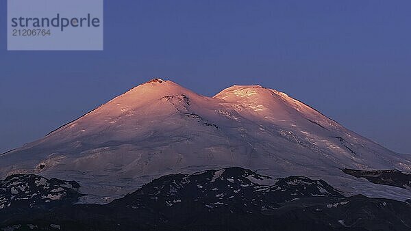 Schöne Aussicht auf den Berg Elbrus bei Sonnenaufgang  Nordkaukasus  Russland  Europa