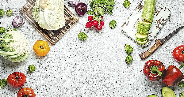 Frische verschiedene Gemüse mit hölzernen Schneidebretter und Messer auf weißen Küchentisch Draufsicht. Kochen vegetarische Mahlzeit aus gesunden Zutaten  Diät Lebensmittel und Ernährung Konzept  Lebensmittel Fotografie  food photography  food photography