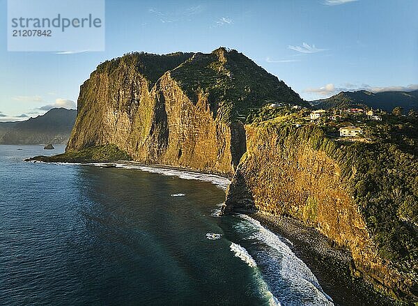 Luftaufnahme der Küstenlandschaft der Klippen von Madeira bei Sonnenaufgang  Aussichtspunkt Guindaste  Insel Madeira  Portugal  Europa