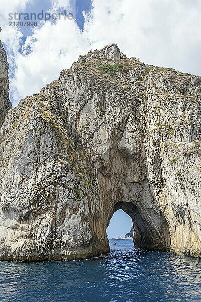 Die Insel Capri an einem schönen Sommertag in Italien