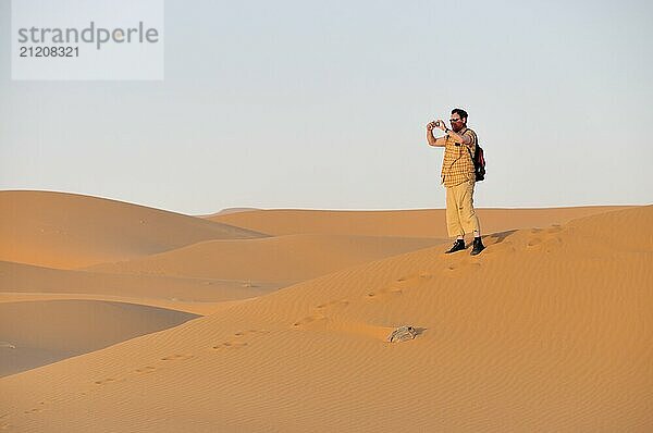 Mann (50-55)  Wüstentrekking  Erg Chebbi  Marokko  Afrika