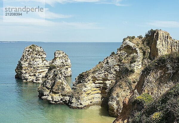 Lagos portugal  Eine atemberaubende natürliche Felsformation in ruhigem  klarem Meereswasser. Fängt die Schönheit und Ruhe von Küstenlandschaften ein und hebt schroffe Felsen und ruhige Meerblicke hervor