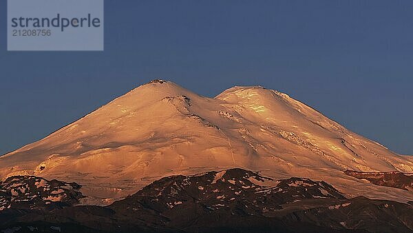 Schöne Aussicht auf den Berg Elbrus bei Sonnenaufgang  Nordkaukasus  Russland  Europa