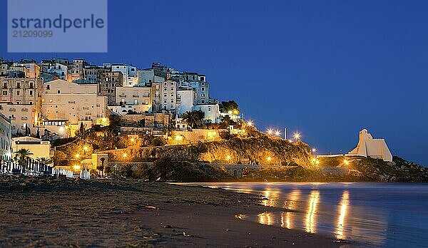 Abendlicher Blick auf den Strand und den Felsen  auf dem die schöne italienische Stadt Sperlonga