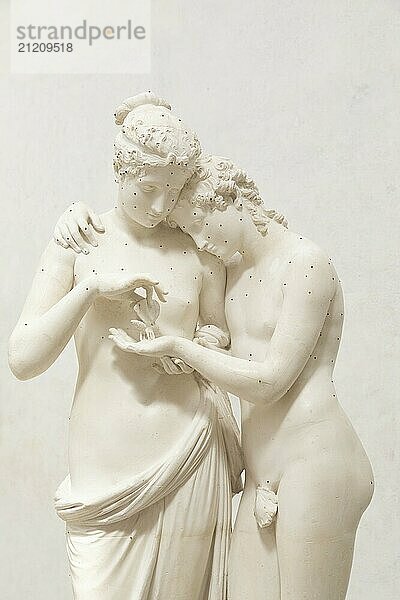 Possagno  Italien  29. Juni 2023: Statue von Amor und Psyche des Bildhaürs Antonio Canova  1800. Sinnliche Umarmung  Liebe und Zweisamkeitsgefühl  Europa