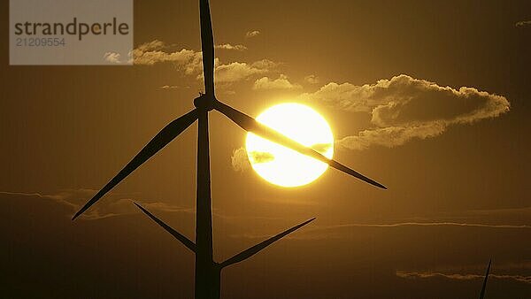 Schöner Sonnenaufgang Morgendämmerung Landschaft mit Windmühlen oder Windkraftanlage auf Windpark in Rotation zu erzeugen Strom Energie