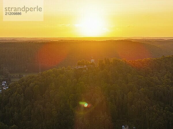 Blick auf bewaldete Hügel im Sonnenuntergang  der Himmel in warmen Orangetönen gefärbt  Nagold  Schwarzwald  Deutschland  Europa