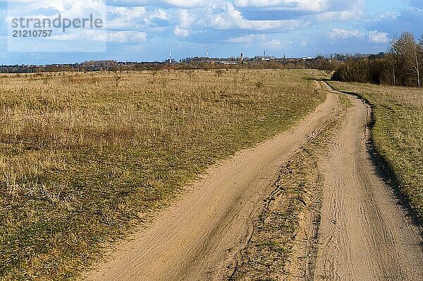 Straße auf dem Feld  Sommerlandschaft mit schöner Feldstraße