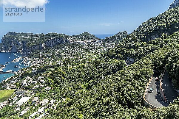 Die Insel Capri an einem schönen Sommertag in Italien