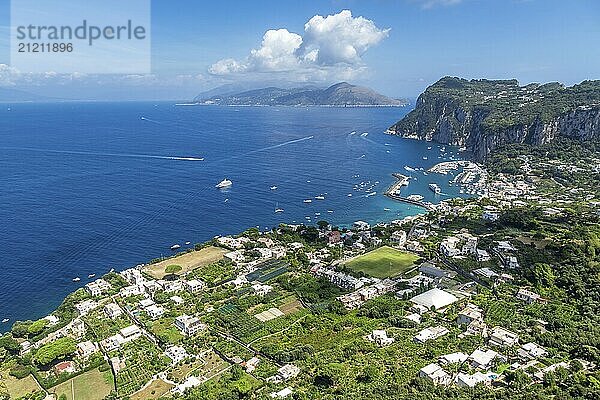 Die Insel Capri an einem schönen Sommertag in Italien