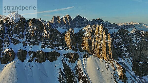 Luftaufnahme von erstaunlichen felsigen Bergen im Schnee bei Sonnenaufgang  Dolomiten  Italien  Europa