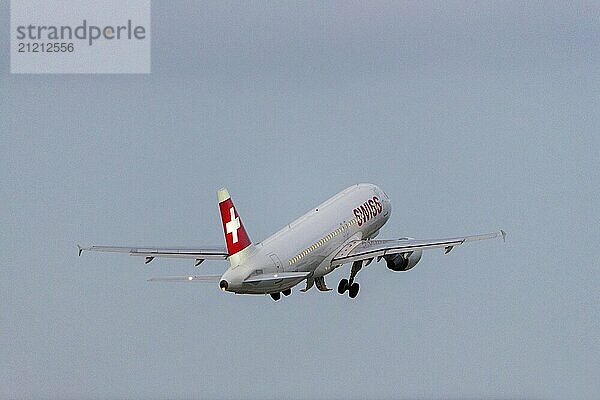 Ein Swiss Flugzeug startet in den Himmel mit klarem blauem Hintergrund  Stuttgart