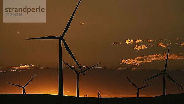 Schöner Sonnenaufgang Morgendämmerung Landschaft mit Windmühlen oder Windkraftanlage auf Windpark in Rotation zu erzeugen Strom Energie