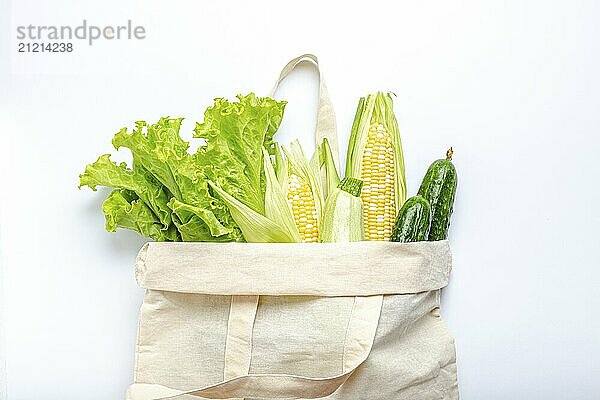 Vegetarisches Lebensmittelgeschäft Einkaufen. Verschiedene frische grüne Gemüse in einem Textil Shopper Tasche auf weißem Hintergrund  gesunde vegane Lebensmittel aus dem Supermarkt oder Lieferung Konzept  Lebensmittel Fotografie  food photography  food photography