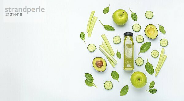 Flasche grüner Smoothie umgeben von grünem Obst und Gemüse: Äpfel  Avocado  Spinat  Sellerie  Gurke auf weißem einfachen Hintergrund von oben. Diät  gesunde Ernährung  Entgiftung  Kopie Raum  Lebensmittel Fotografie