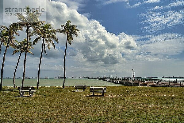 Singapur  sonniger Tag am Ostküstenstrand mit kleinem Steg  Asien