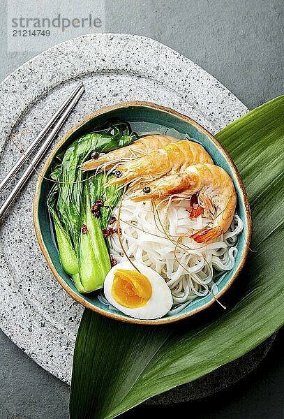 Food  Asian rice noodles with shrimps on gray background