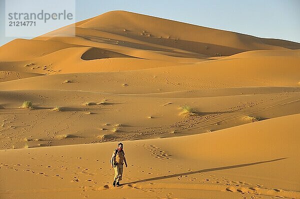 Mann (50-55)  Wüstentrekking  Erg Chebbi  Marokko  Afrika