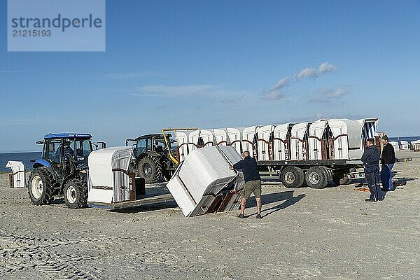 Strandkörbe werden bei Saisonende abtransportiert  Strandkorb  Trecker  Strand  Saison  Ende  Harlesiel  Niedersachsen  Arbeiter  Mann