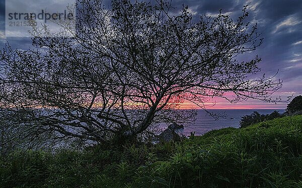 Farbbild eines wunderschönen Sonnenuntergangs mit Blick auf den Pazifischen Ozean in Nordkalifornien