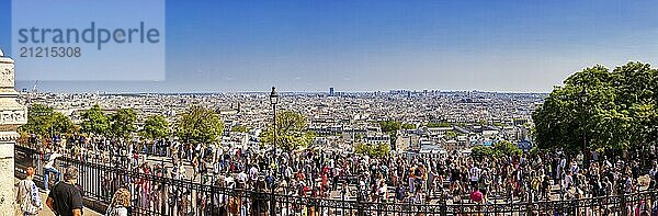 Panoramablick auf Paris mit vielen Menschen vor einem klaren blauen Himmel  Paris