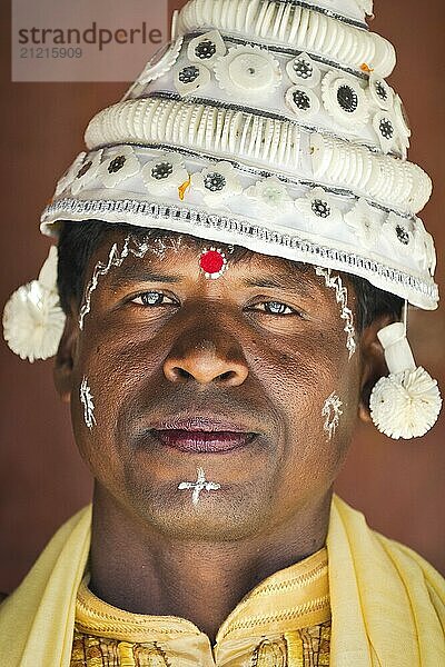 Traditionally decorated groom  portrait  at Bankura  West Bengal or West Bengal  East India  India  Asia