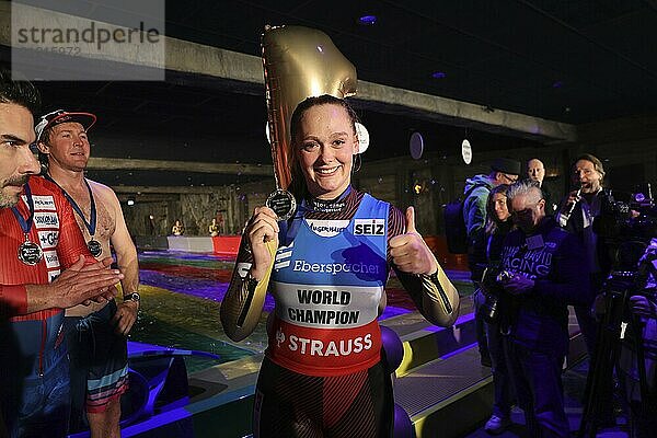 Rennrodlerin Anna Berreiter (Berchtesgaden) freut sich nach erfolgreicher Eröffnungsfahrt der Speedrutsche über eine weitere Medaille im Europapark Rust bei der Pressekonferenz zur Saisoneröffnung 2023