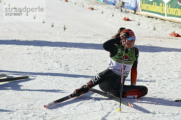 Nathalie Armbruster (SZ Kniebis) nach dem Zieleinlauf  fix und fertig  aber sie kann schon wieder lachen beim FIS Weltcup Nordische Kombination Schonach 2024