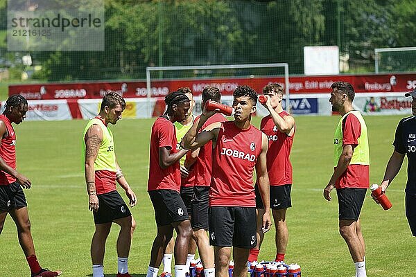 Viel Laufen und Sommerhitze erfordern viele Trinkpausen beim Trainingslager SC Freiburg Schruns 2024 DFL REGULATIONS PROHIBIT ANY USE OF PHOTOGRAPHS AS IMAGE SEQUENCES AND/OR QUASI-VIDEONann Foto: Joachim Hahne/johapress