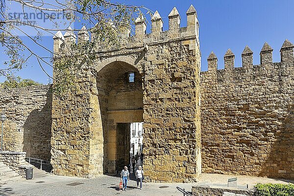 Massives historisches Stadttor aus Stein mit vorbeigehenden Menschen bei sonnigem Wetter  Cordoba