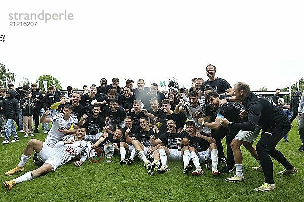 Jubel  Trubel  Heiterkeit  oder sehen Sieg aus. Trainer Mario Klotz (Villingen 08) und die Spieler genießen den Moment  lassen sich von den Fans feiern nach dem Aufstieg in die Fußball-Regionalliga Südwest nach dem Spiel der OL BaWü: 23-24  34. Spieltag  FC 08 Villingen  CFR Pforzheim