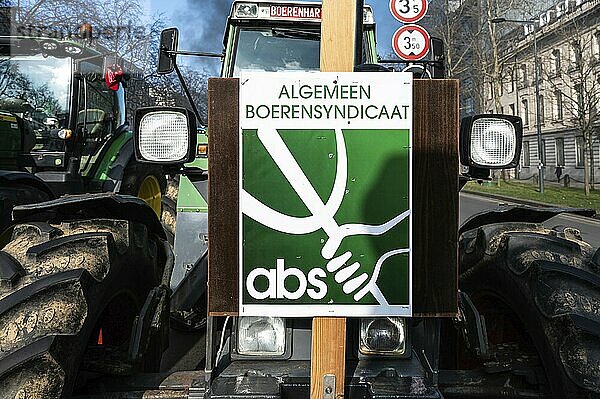 Region Brüssel Hauptstadt  Belgien  3. März 2023 Landwirte protestieren mit einem Gewerkschaftsbanner gegen die Entscheidung der Regierung über den Einsatz von Stickstoff  Europa