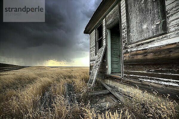 Abandoned Farmhouse Saskatchewan Canada sunset and prairie view