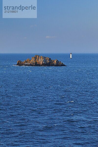 Abendliche Aussicht vom Pointe du Grouin mit Blick zum Phare de la Pierre-de-Herpin und markanten Felsen im Wasser  bei Cancale in der Nordbretagne  Frankriech