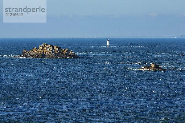 Abendliche Aussicht vom Pointe du Grouin mit Blick zum Phare de la Pierre-de-Herpin und markanten Felsen im Wasser  bei Cancale in der Nordbretagne  Frankriech