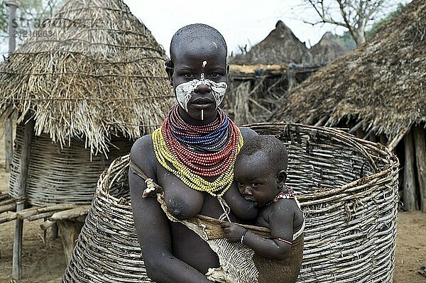 Porträt einer jungen Mutter mit Kind vom Stamm der Karo  Omo Tal  Äthiopien  Afrika